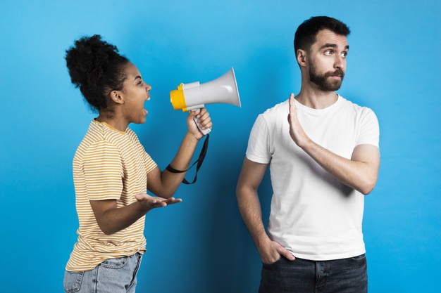 Mujer con megaphone. Cómo convencer a sus usuarios de servicios de TI para abrir tickets por el software de Help Desk?